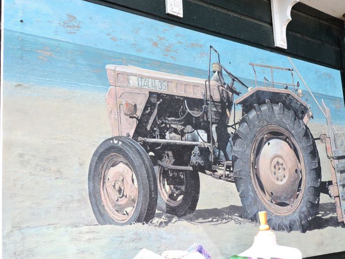 Op een zijwand van een winkel was deze foto opgehangen...Prachtig toch hoe bedoel je tractors saai nou echt niet hoor...